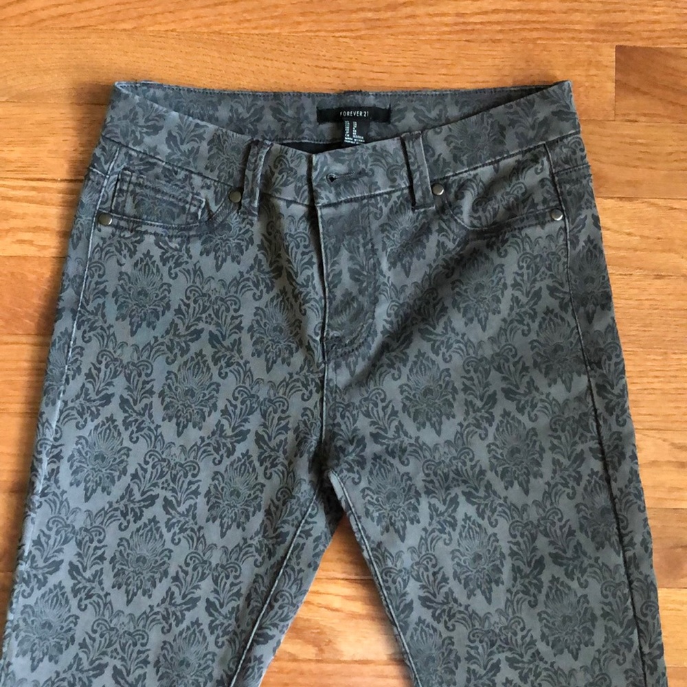 Forever 21 Women's Skinny Jeans in Gray Damask Print